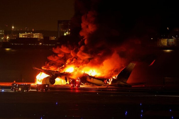 Thông tin mới nhất về cháy máy bay ở Nhật Bản: Lý giải   sự thần kỳ xảy ra với 379 hành khách - Ảnh 2.