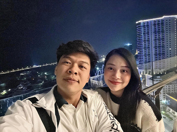 Nam diễn viên bất ngờ có mặt trong 'Táo quân 2025' vào phút chót, đời thực sống viễn mãn bên vợ xinh đẹp, giỏi giang- Ảnh 5.