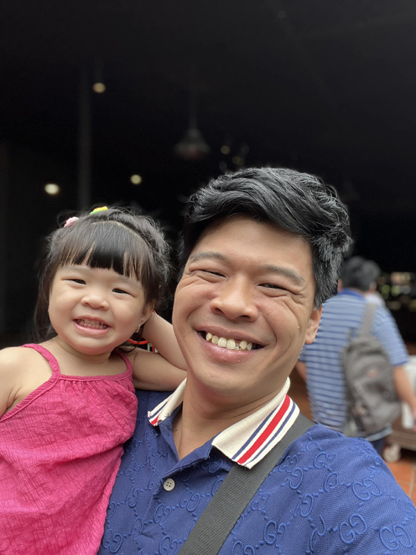 Nam diễn viên bất ngờ có mặt trong 'Táo quân 2025' vào phút chót, đời thực sống viễn mãn bên vợ xinh đẹp, giỏi giang- Ảnh 7.