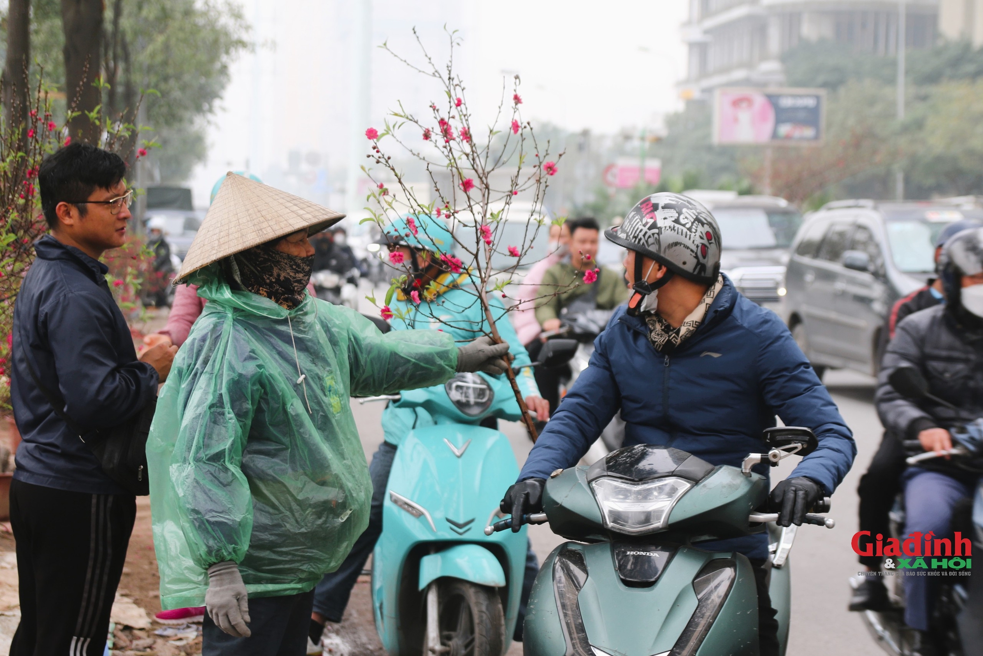 Đường phố đông đúc dịp cuối năm, không khí Tết đã ngập tràn Hà Nội - Ảnh 7.