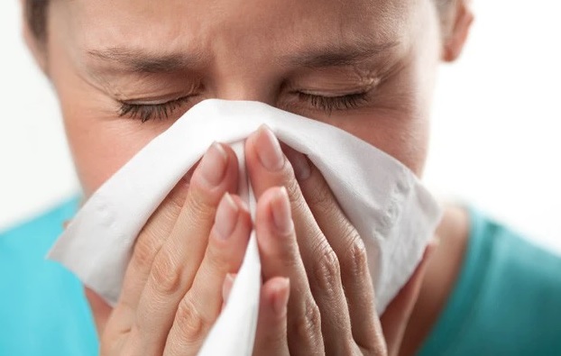 Người đàn ông suy hô hấp, phổi đông đặc do tự điều trị cúm A tại nhà, bác sĩ chỉ rõ dấu hiệu nguy hiểm cần nhập viện gấp - Ảnh 4.