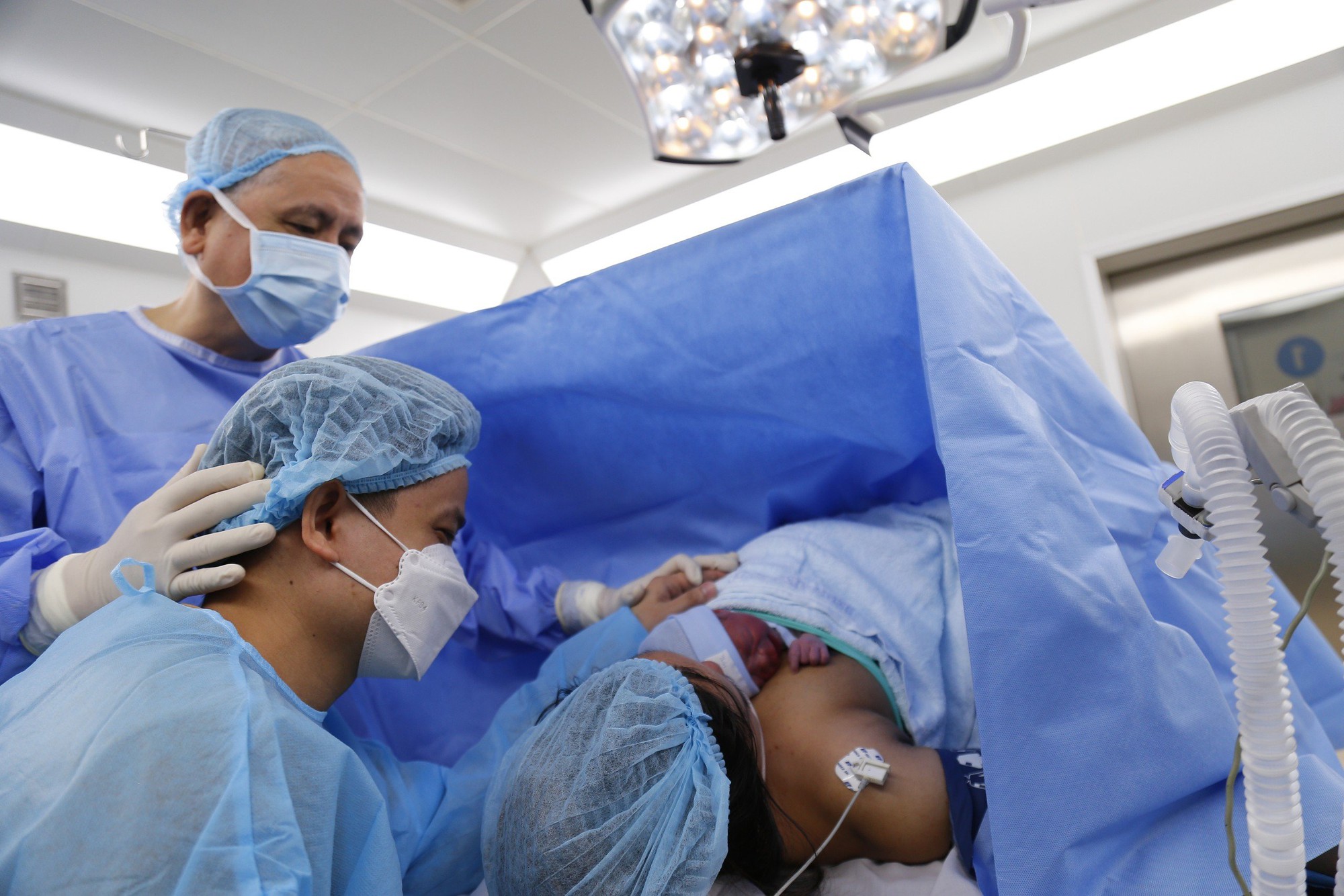 Em bé đầu tiên ở Việt Nam được thông van tim từ trong bào thai chào đời khỏe mạnh- Ảnh 2.
