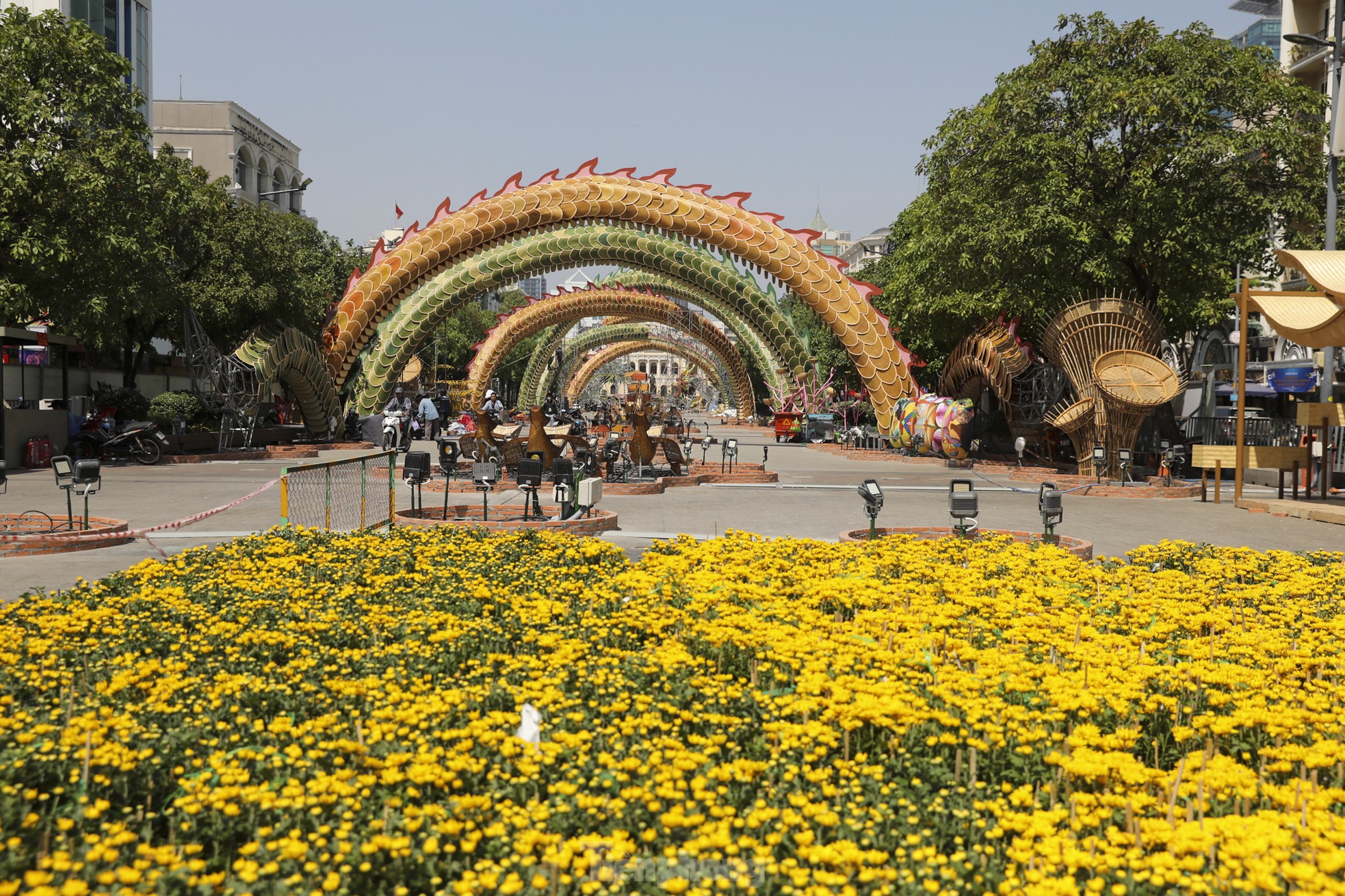 Cận cảnh đường hoa Nguyễn Huệ, đôi rồng chầu sen Tết 2024 đang gần hoàn thiện - Ảnh 17.