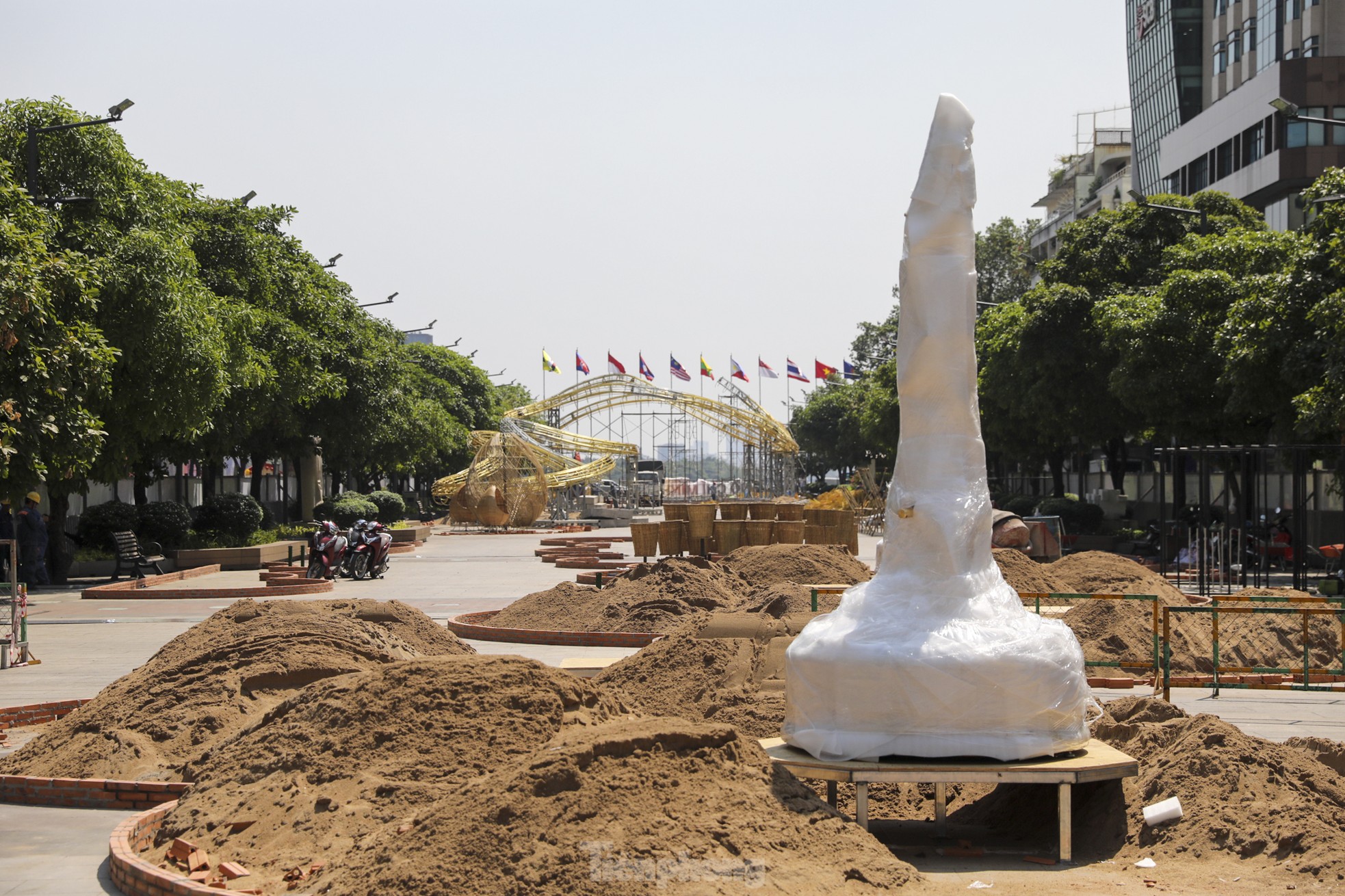Cận cảnh đường hoa Nguyễn Huệ, đôi rồng chầu sen Tết 2024 đang gần hoàn thiện - Ảnh 21.