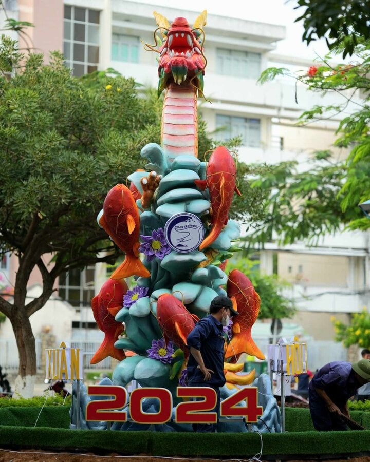 Tượng cá chép vượt vũ môn hóa rồng ở Nha Trang bị cháy rụi - Ảnh 2.
