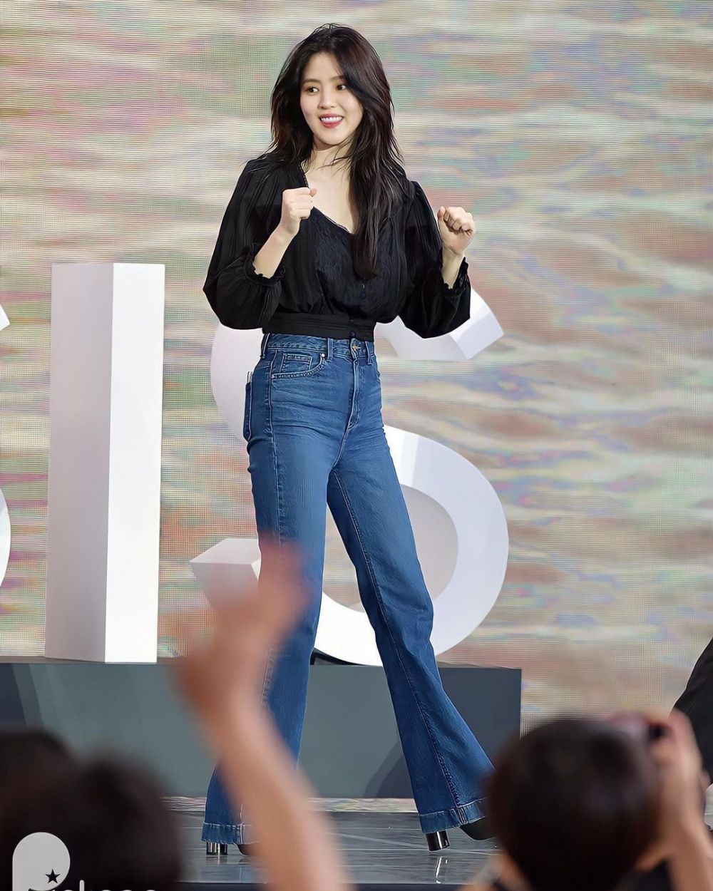 Phong cách diện quần jeans của Han So Hee: Phối đồ dịu dàng hay cá tính cũng đều đẹp xuất sắc - Ảnh 1.