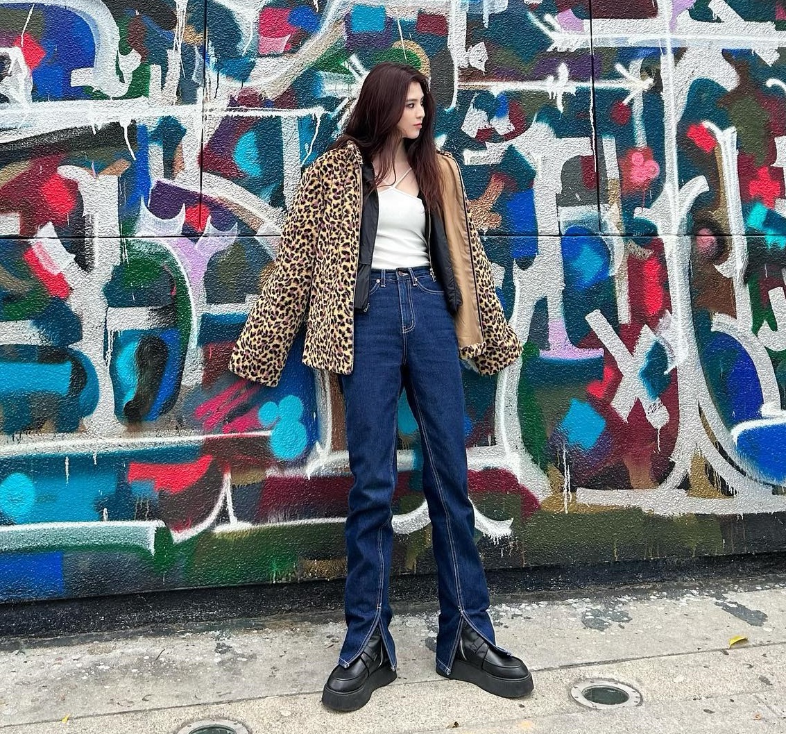 Phong cách diện quần jeans của Han So Hee: Phối đồ dịu dàng hay cá tính cũng đều đẹp xuất sắc - Ảnh 3.