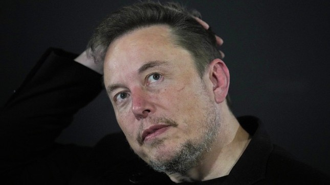 Tỷ phú Elon Musk dự đoán năm 2024 sẽ 'điên rồ hơn' - Ảnh 1.
