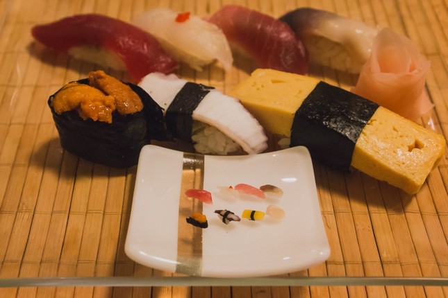 Miếng sushi nhỏ nhất thế giới có gì đặc biệt mà khách đổ xô tìm ăn? - Ảnh 3.
