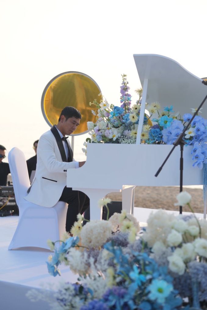 Sau tin chia tay với Lưu Hương Giang, Hồ Hoài Anh gây chú ý khi lộ diện tại đám cưới Vân Hugo - Ảnh 5.