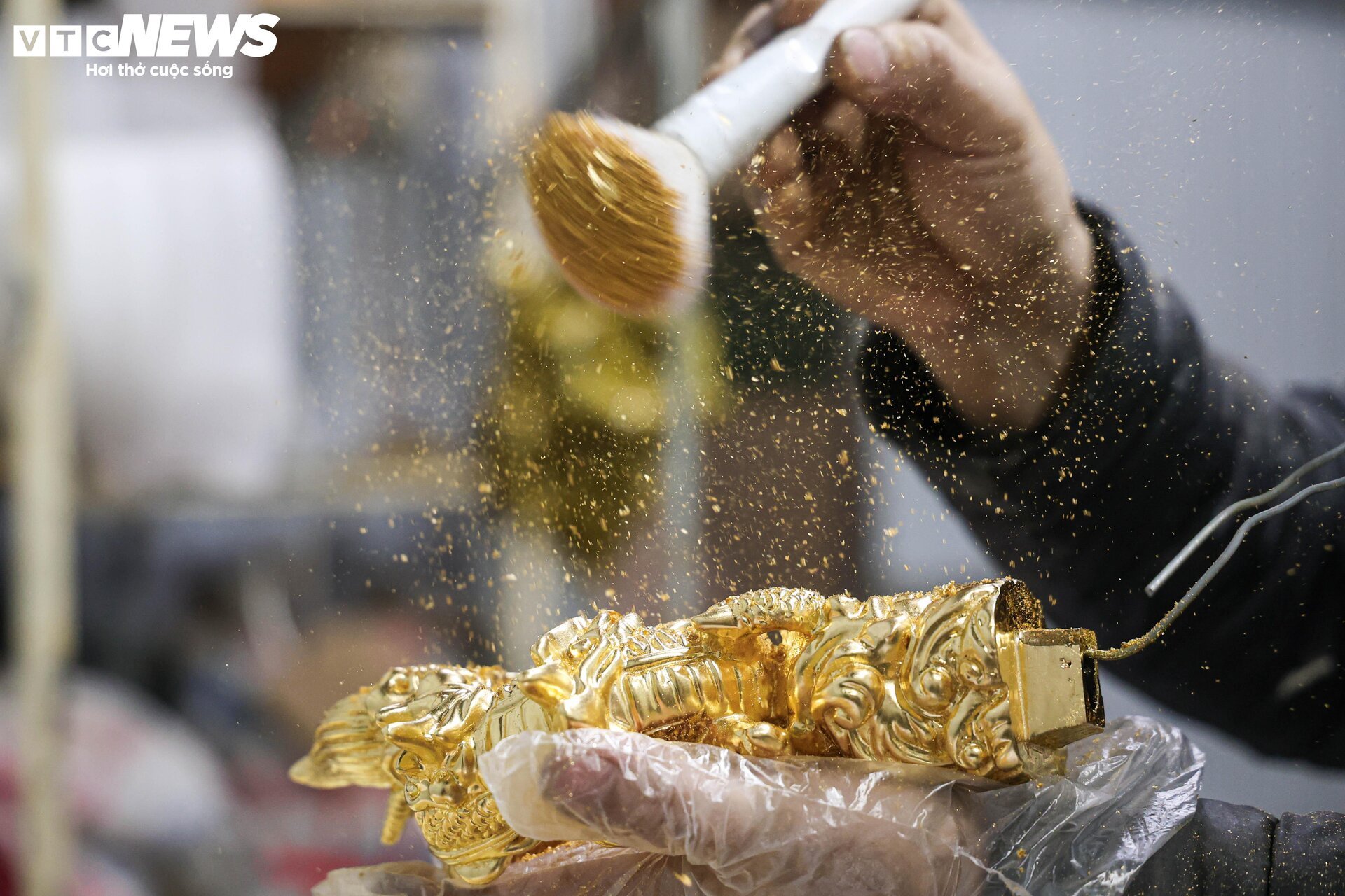 Cận cảnh linh vật rồng phủ vàng 24k giá hàng chục triệu đồng đón Tết Giáp Thìn - Ảnh 12.