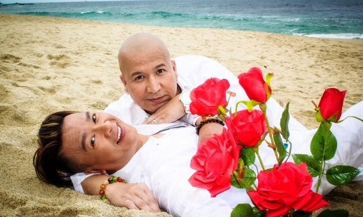 Một ca sĩ Việt kết hôn đồng giới: Mẹ ruột được bạn trai đón sang Mỹ chung sống cùng - Ảnh 2.
