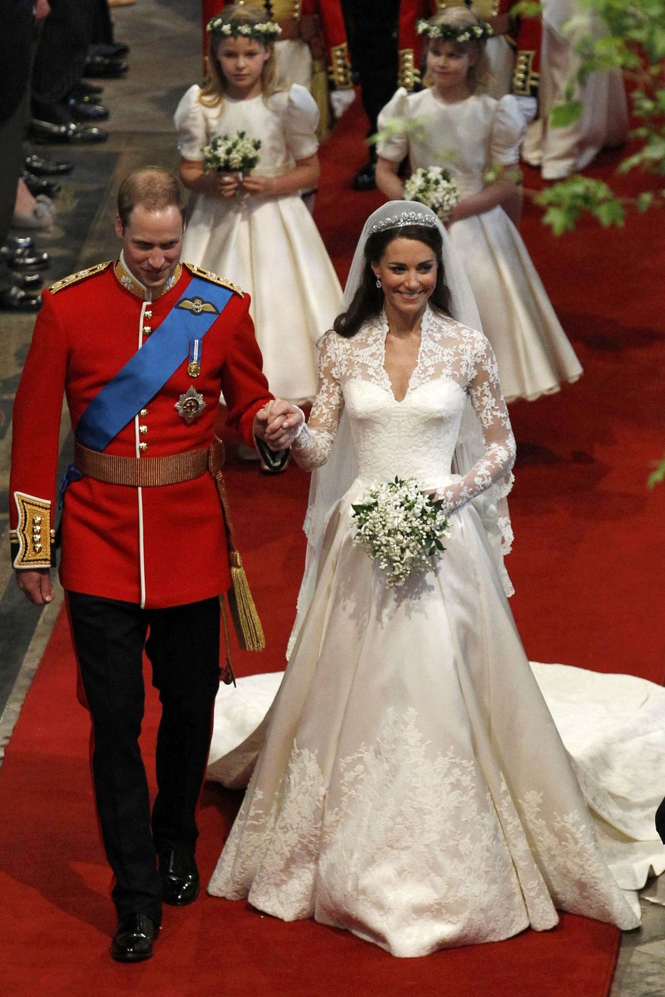 Cháu gái của công nương Diana, Lady Kitty mặc váy cưới D&G kết hôn với tỷ  phú thời trang