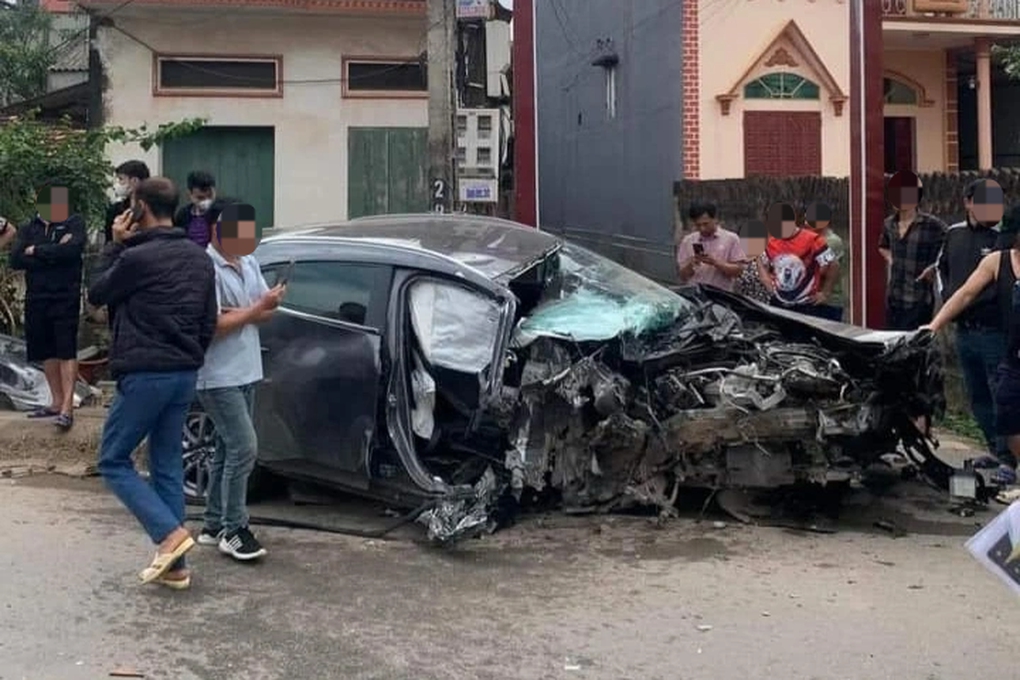 Xe Mazda lao như tên bắn, húc đổ tường nhà bên đường, rụng bánh - Ảnh 1.