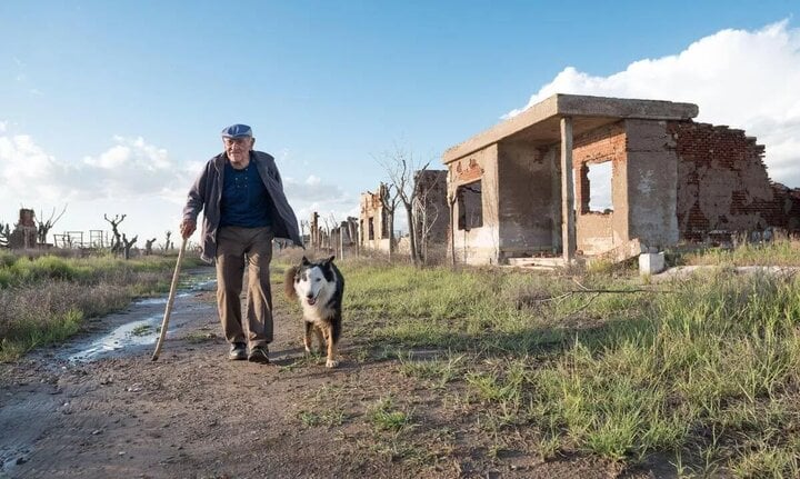 'Người cô đơn nhất thế giới' 25 năm sống một mình trong 'thị trấn ma' - Ảnh 3.