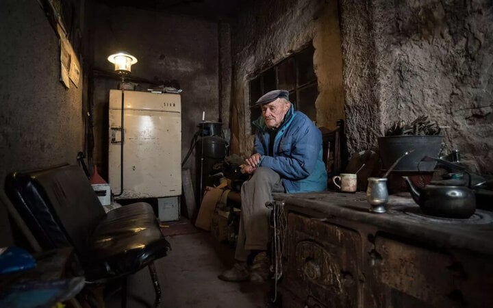 'Người cô đơn nhất thế giới' 25 năm sống một mình trong 'thị trấn ma' - Ảnh 2.