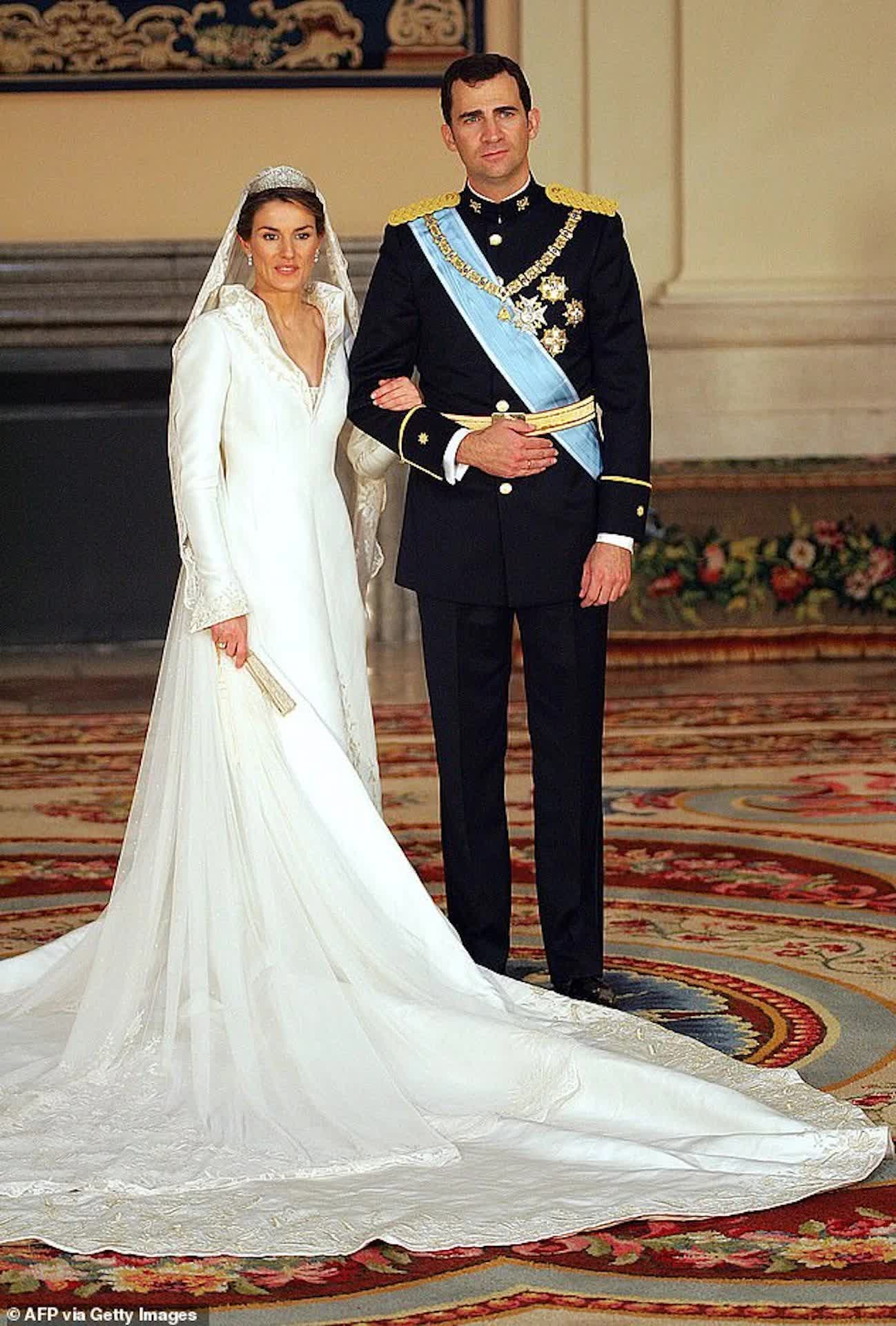 Váy cưới hoàng gia thiết kế tay áo tinh xảo lộng lẫy