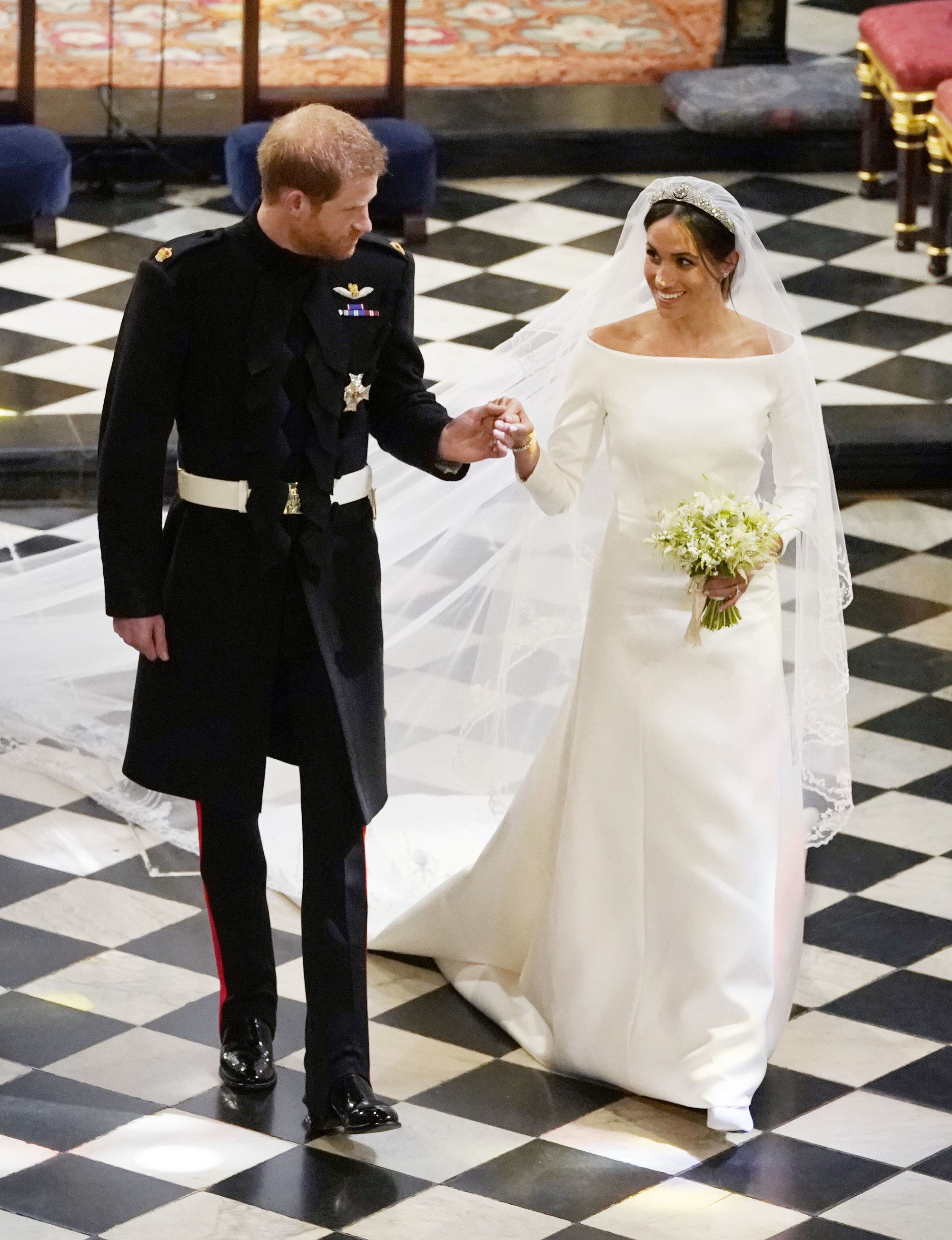 Cận cảnh chiếc váy lộng lẫy hơn 20 tỷ đồng của cô dâu 18 tuổi vợ streamer  Xemesis: Đính 6 viên kim cương khổng lồ, thiết kế phong cách hoàng gia, chân