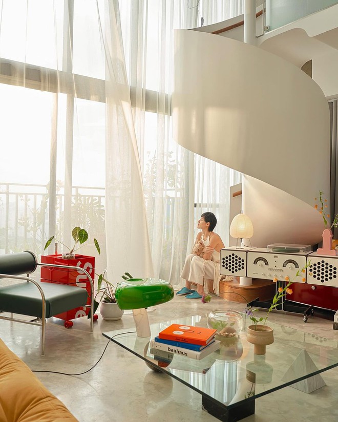 Chi tiết đặc biệt đắt đỏ trong căn duplex siêu ấn tượng của vợ chồng 'Cô Em Trendy' Khánh Linh