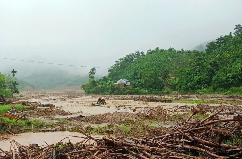 Mưa lớn tại Lào Cai, Làng Nủ bị chia cắt - Ảnh 1.