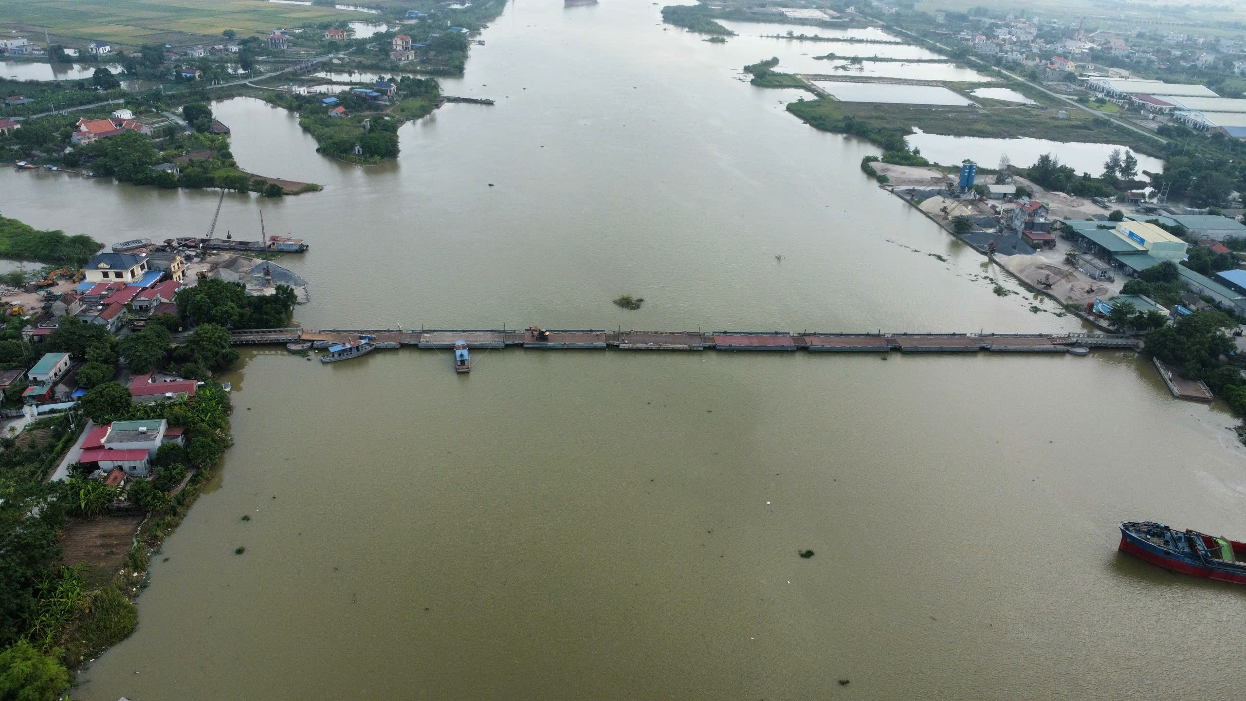 Sau sự cố bị đứt, cầu phao Ninh Cường ở Nam Định đã được nối và chờ ngày thông xe- Ảnh 1.