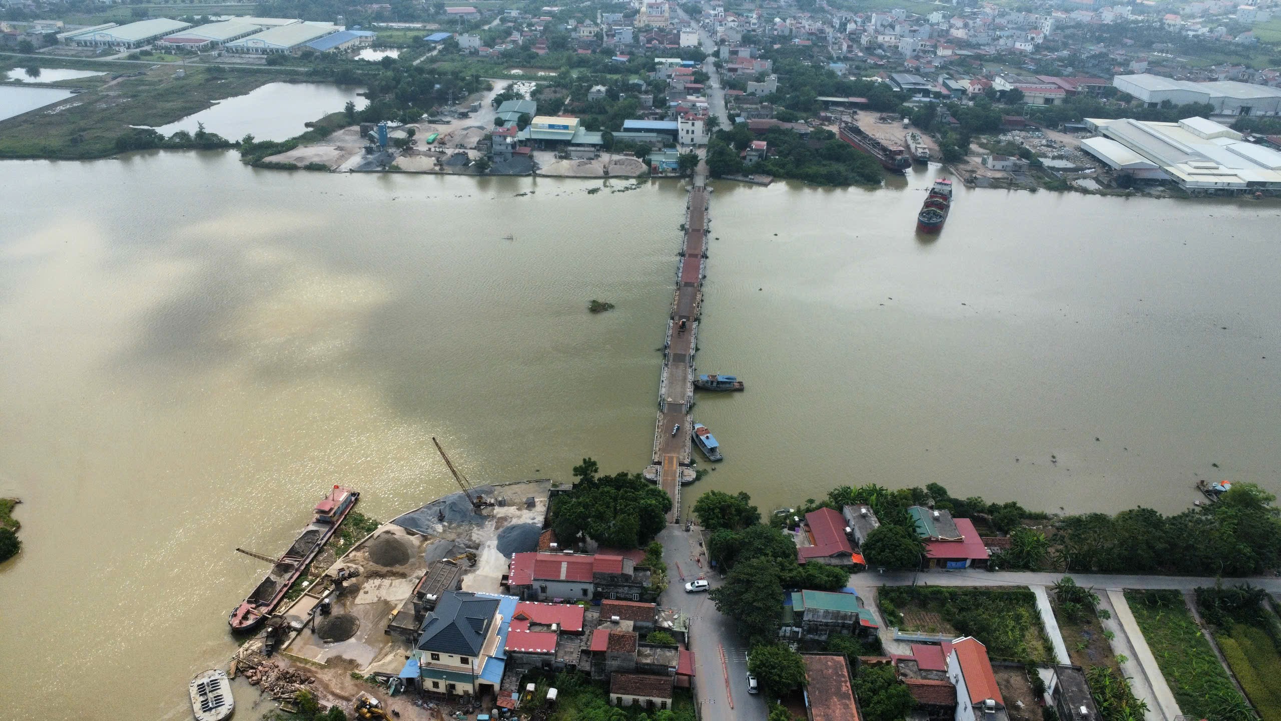 Sau sự cố bị đứt, cầu phao Ninh Cường ở Nam Định đã được nối và chờ ngày thông xe- Ảnh 11.