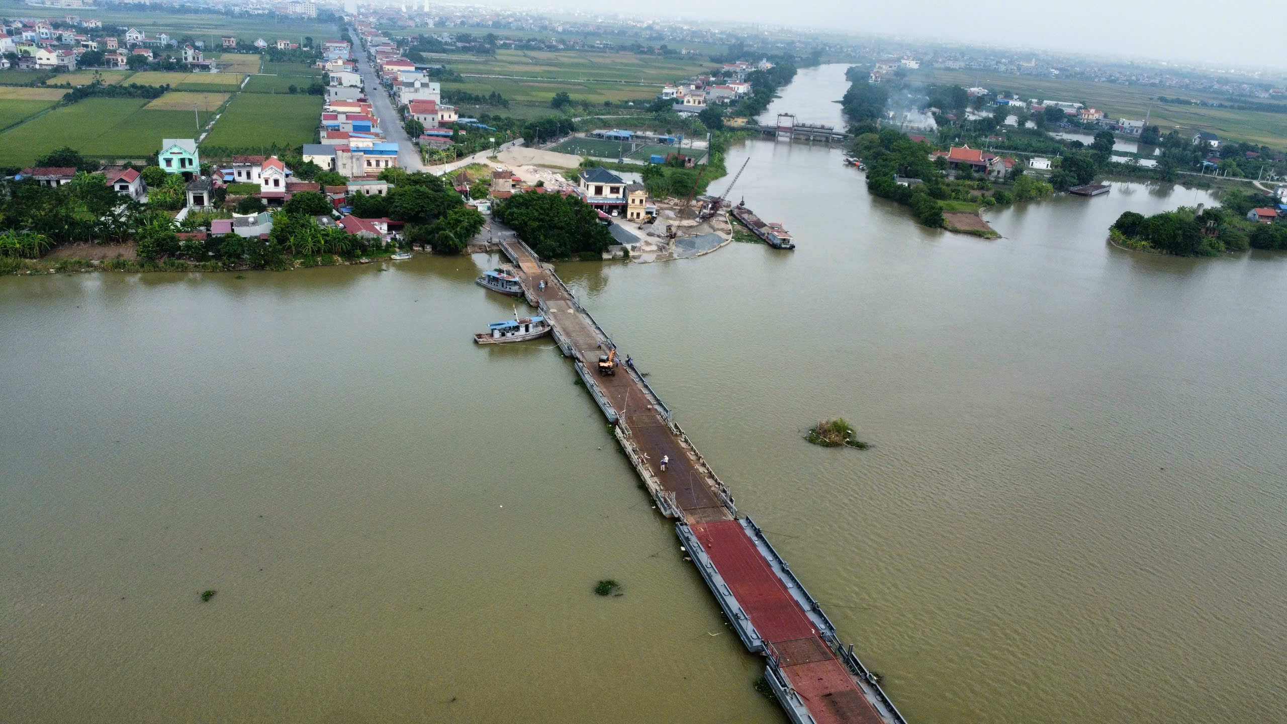 Sau sự cố bị đứt, cầu phao Ninh Cường ở Nam Định đã được nối và chờ ngày thông xe- Ảnh 14.