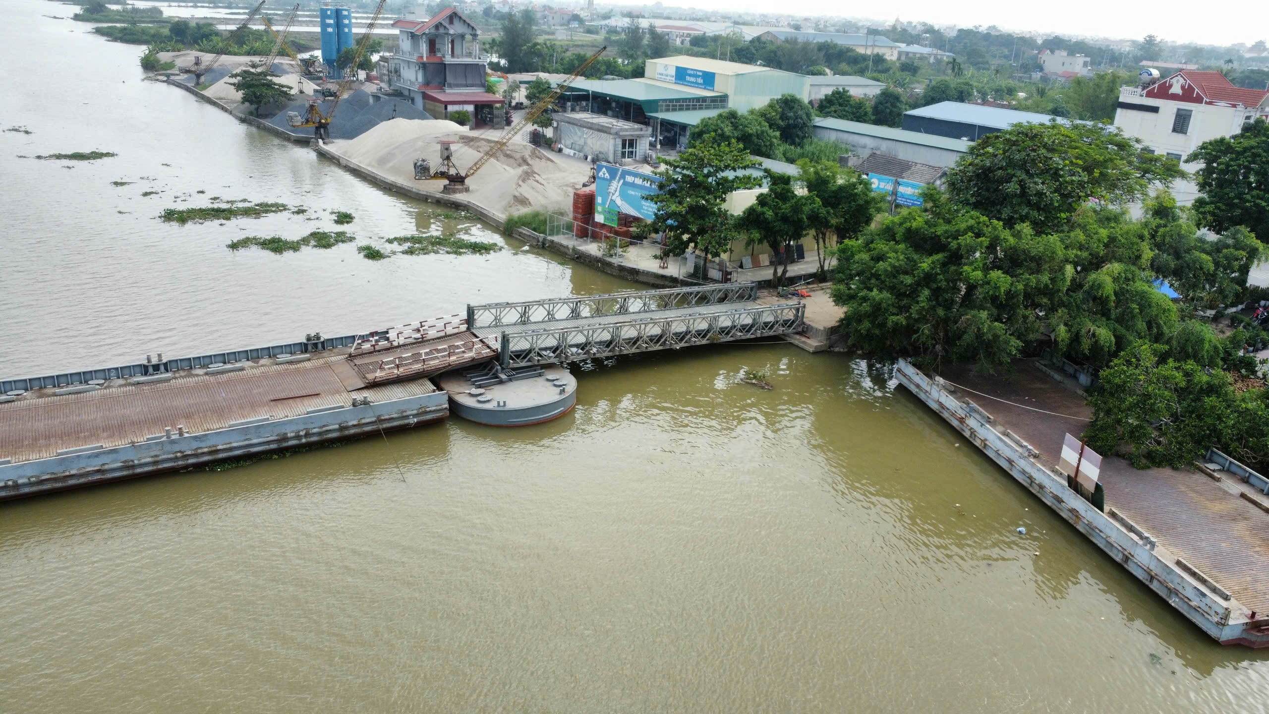 Sau sự cố bị đứt, cầu phao Ninh Cường ở Nam Định đã được nối và chờ ngày thông xe- Ảnh 3.