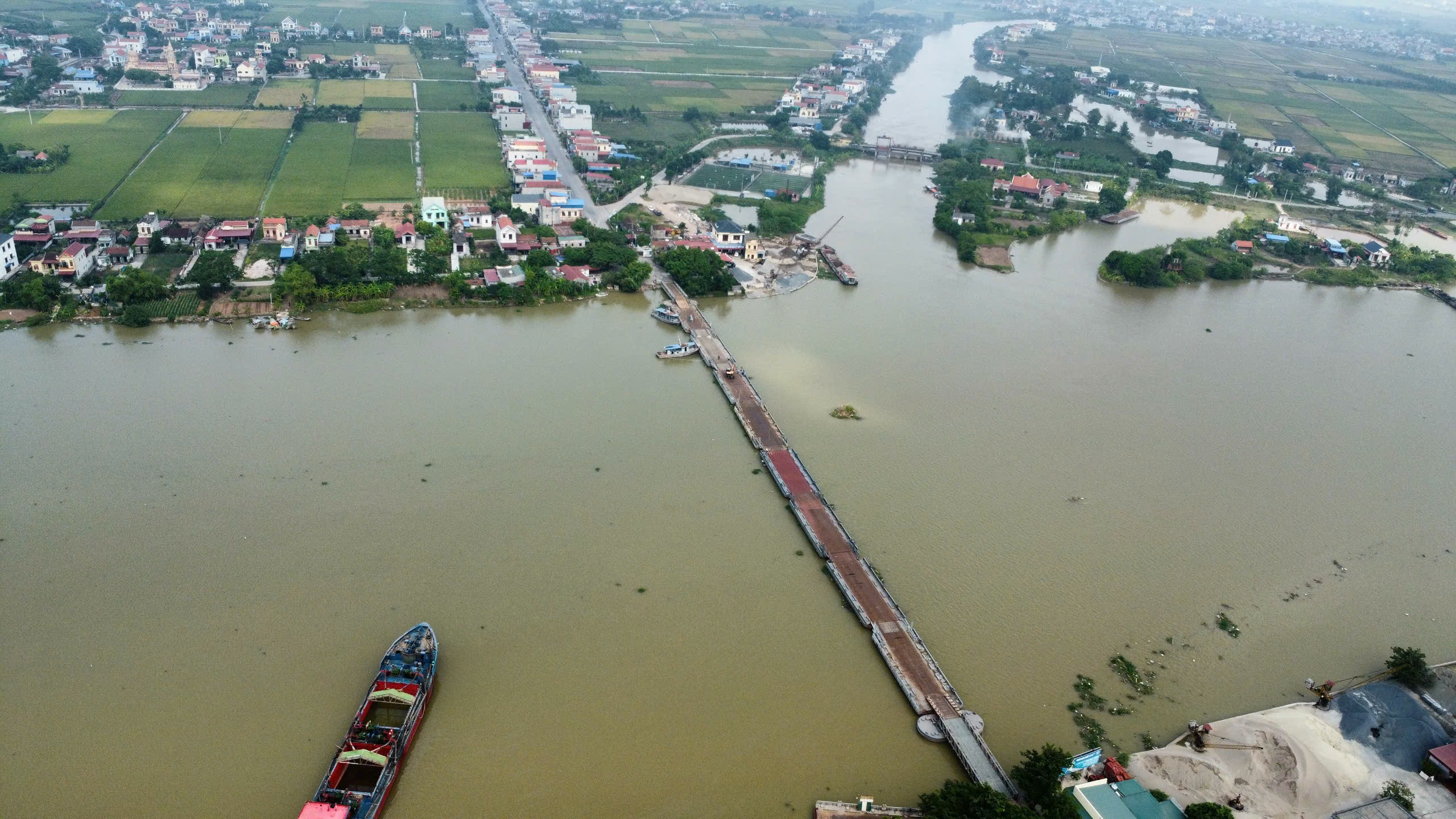 Sau sự cố bị đứt, cầu phao Ninh Cường ở Nam Định đã được nối và chờ ngày thông xe- Ảnh 2.