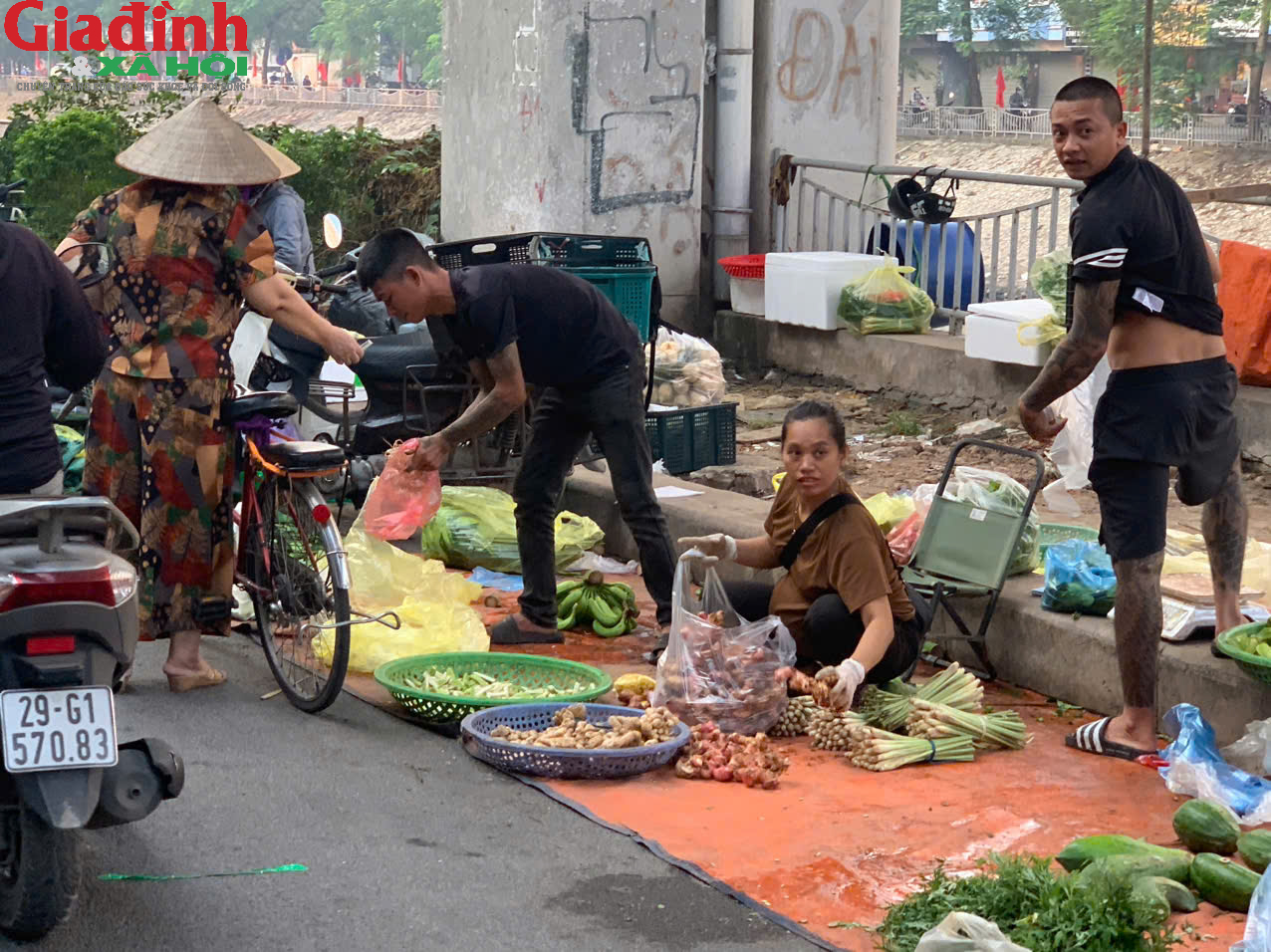 Lòng đường thành chợ, rác thải ngập tràn giữa trung tâm Hà Nội - Ảnh 2.