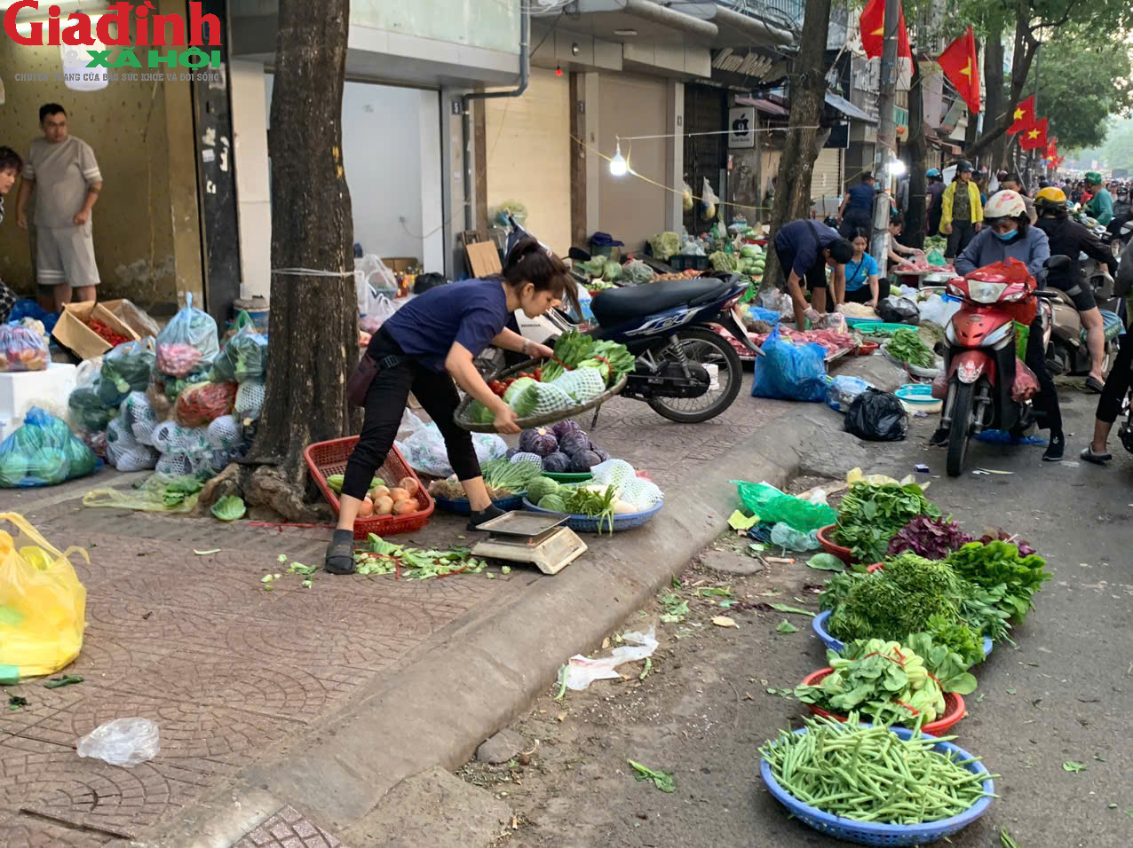 Lòng đường thành chợ, rác thải ngập tràn giữa trung tâm Hà Nội - Ảnh 3.