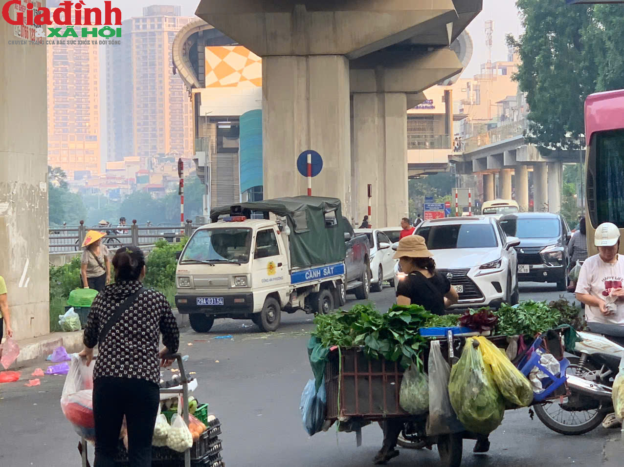 Lòng đường thành chợ, rác thải ngập tràn giữa trung tâm Hà Nội - Ảnh 4.