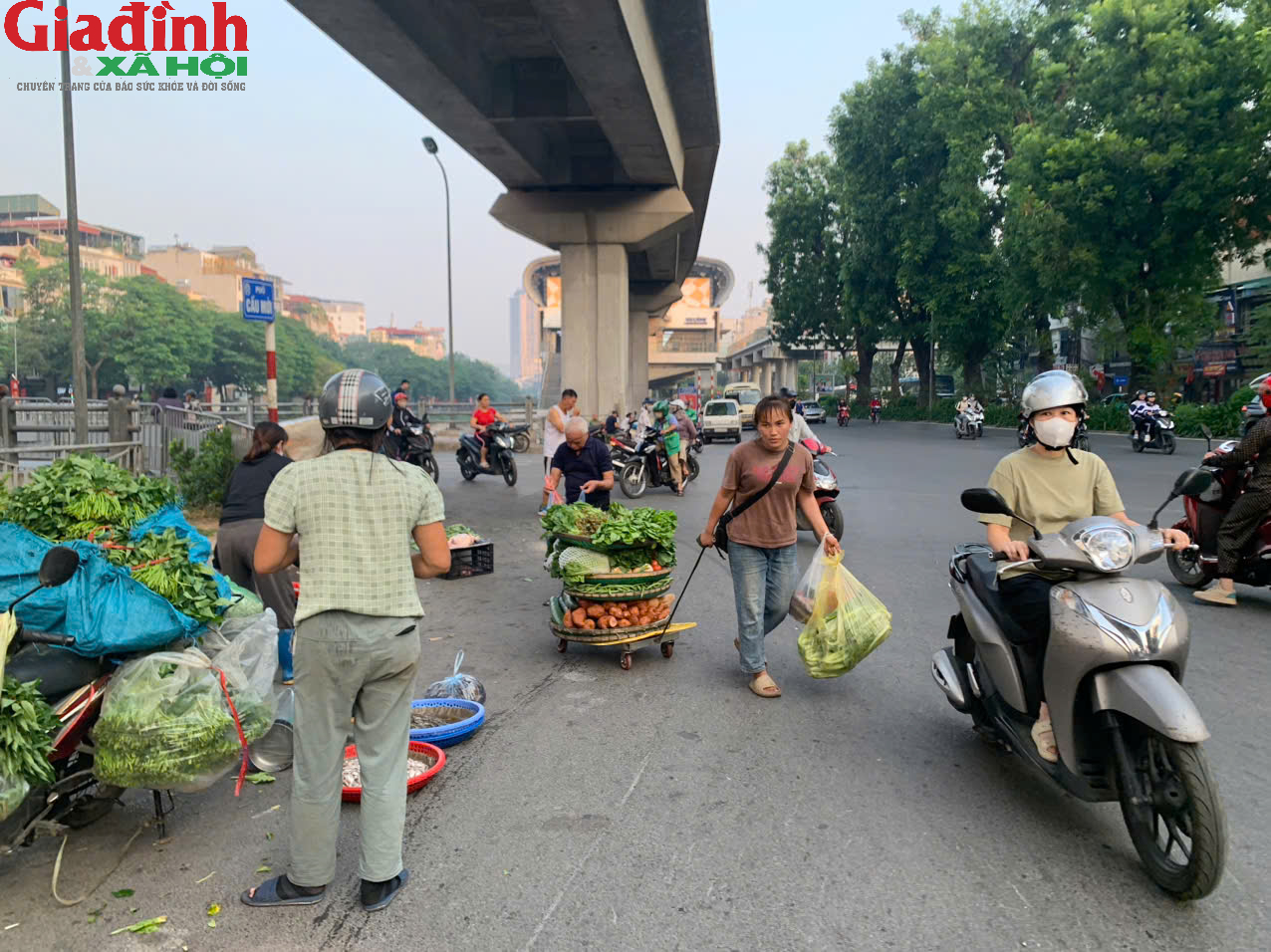 Lòng đường thành chợ, rác thải ngập tràn giữa trung tâm Hà Nội - Ảnh 5.