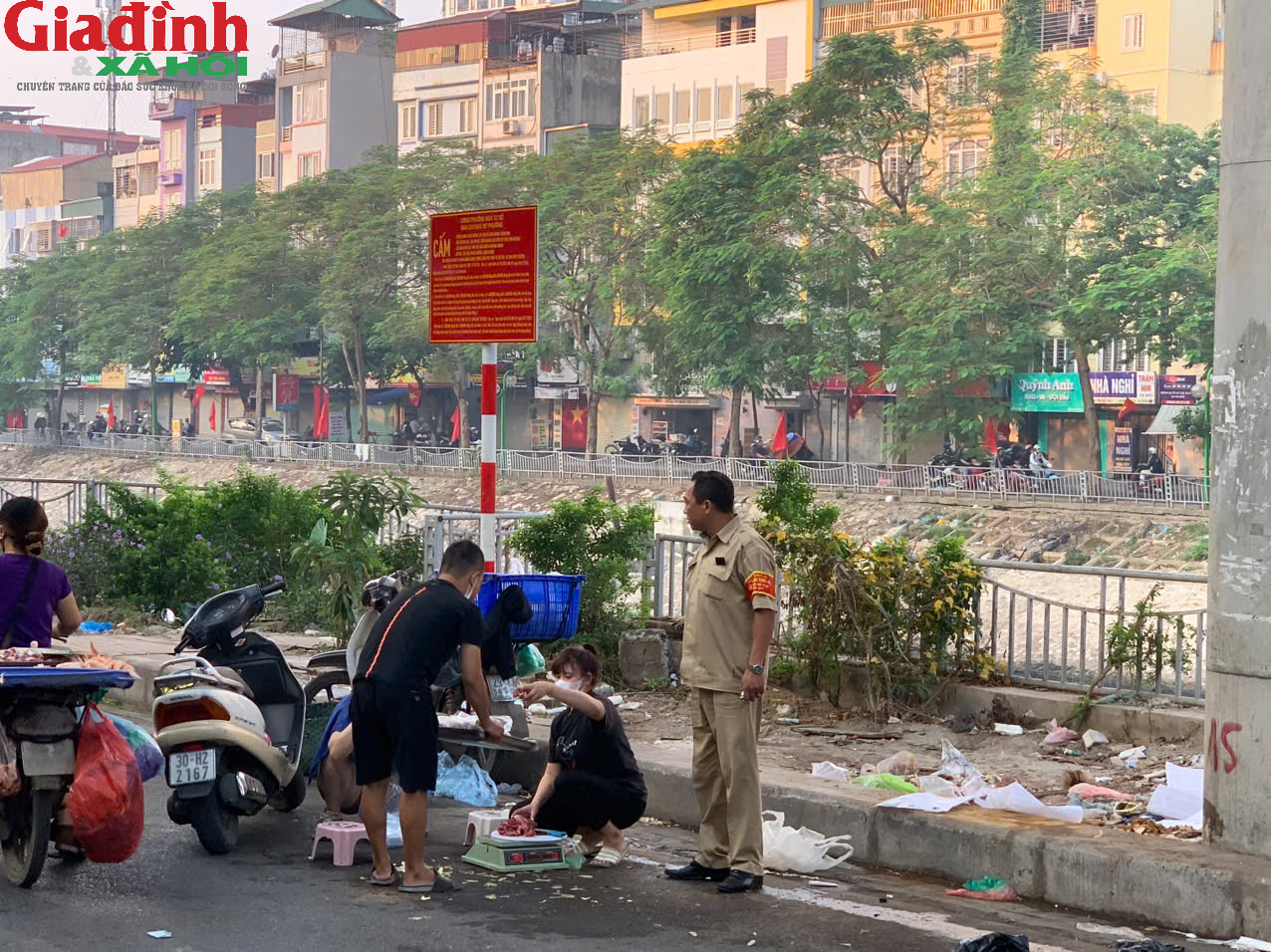 Lòng đường thành chợ, rác thải ngập tràn giữa trung tâm Hà Nội - Ảnh 6.