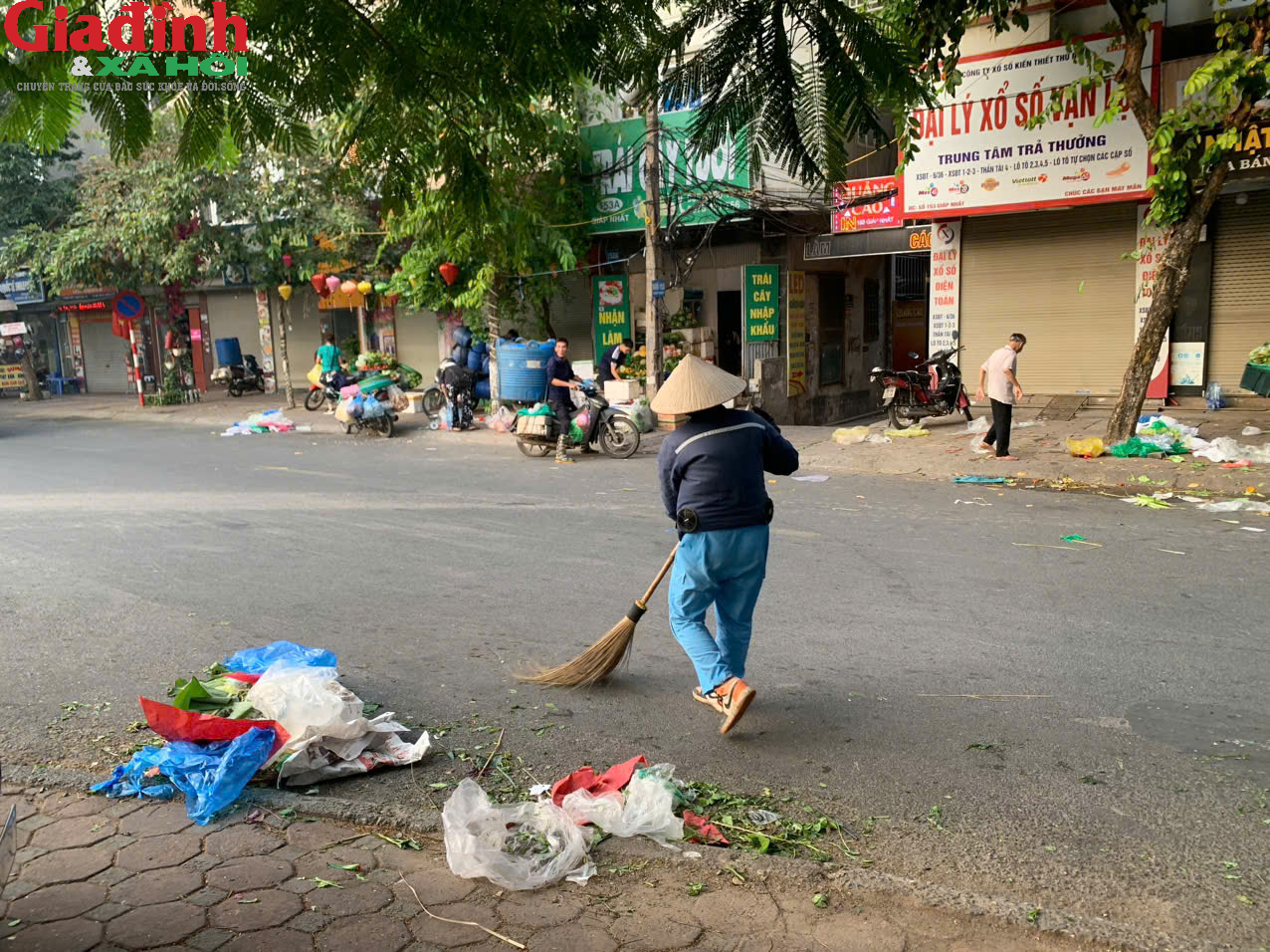 Lòng đường thành chợ, rác thải ngập tràn giữa trung tâm Hà Nội - Ảnh 12.