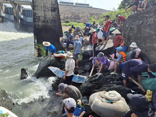 Người dân ùa xuống đập tràn nhà máy thủy điện Trị An săn 'lộc trời' - Ảnh 2.