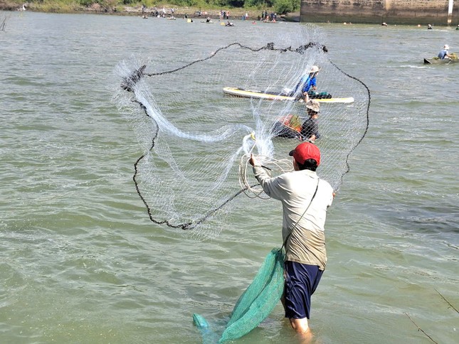 Người dân ùa xuống đập tràn nhà máy thủy điện Trị An săn 'lộc trời' - Ảnh 3.