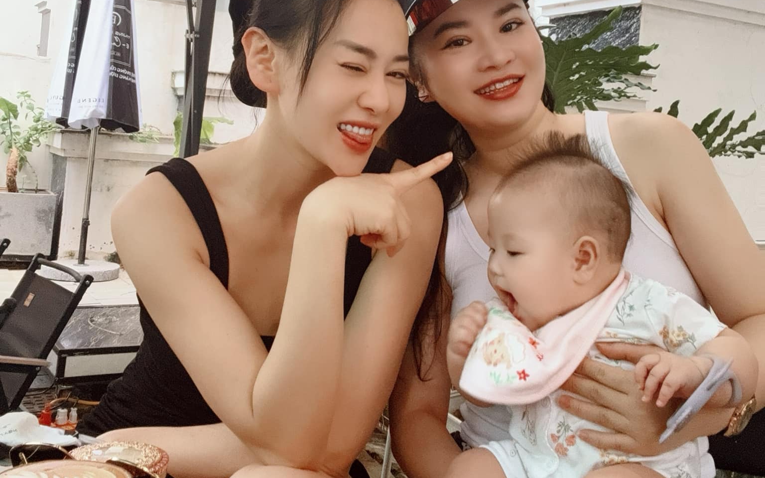 Con gái Phương Oanh &quot;lấn át&quot; mẹ trong một khung hình