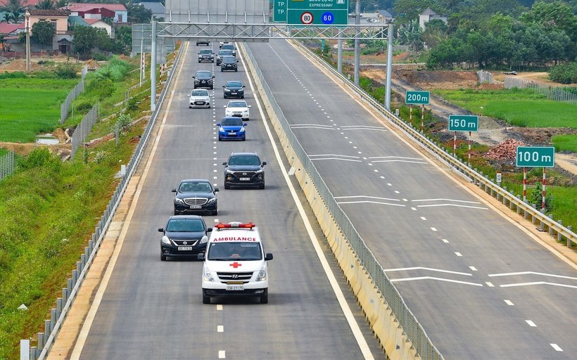 xe-khong-thu-phi-tren-duong-cao-toc1-1729156860742164770376-35-0-547-820-crop-172915690106742996398.jpg