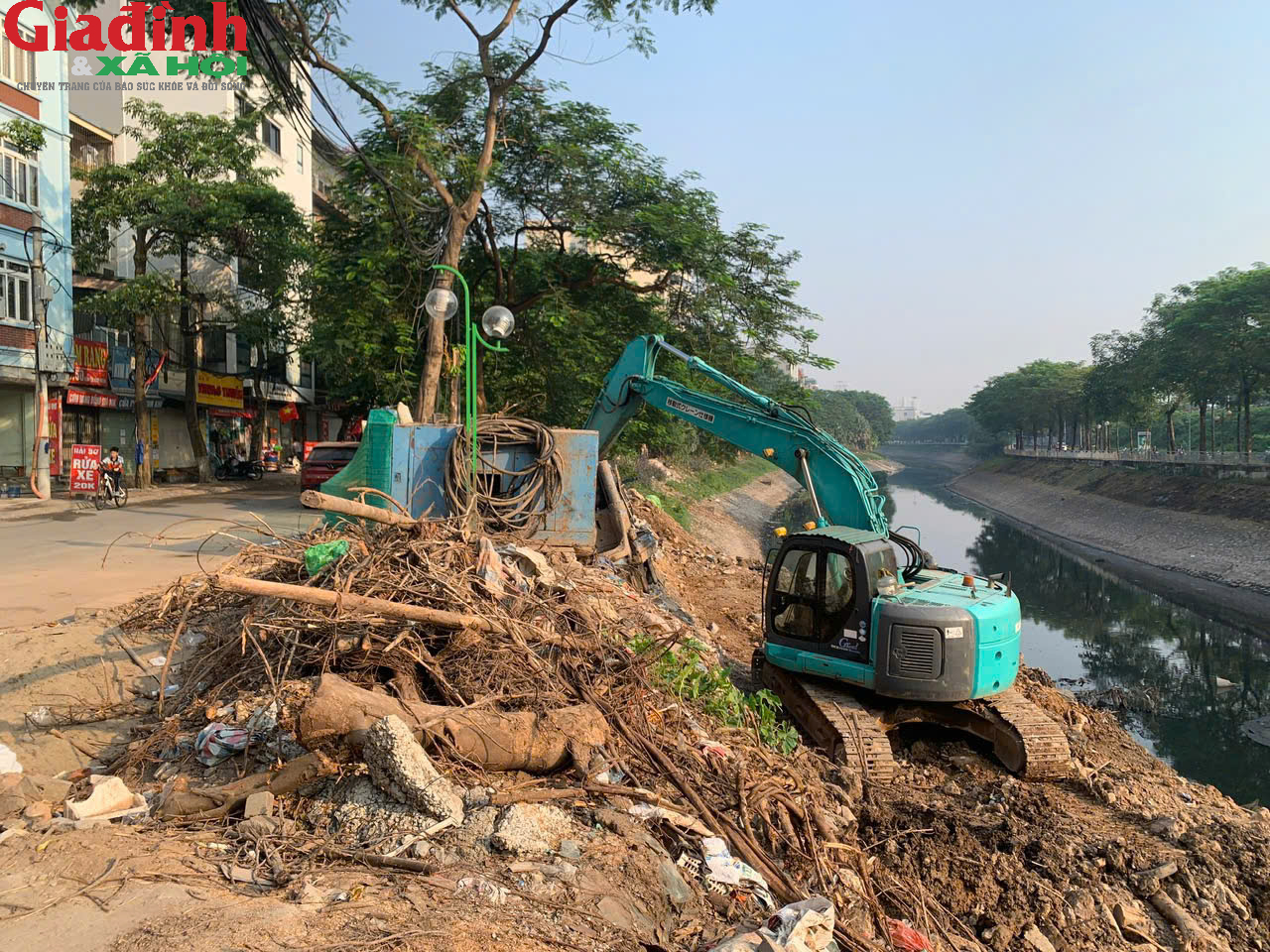 Hà Nội: Công trường thi công cống bao sông Tô Lịch nhếch nhác, tiềm ẩn nguy cơ tai nạn cho người dân - Ảnh 1.