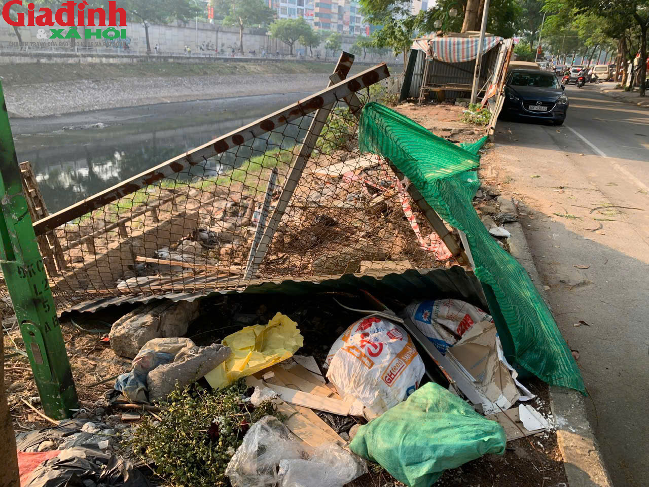 Hà Nội: Công trường thi công cống bao sông Tô Lịch nhếch nhác, tiềm ẩn nguy cơ tai nạn cho người dân - Ảnh 5.