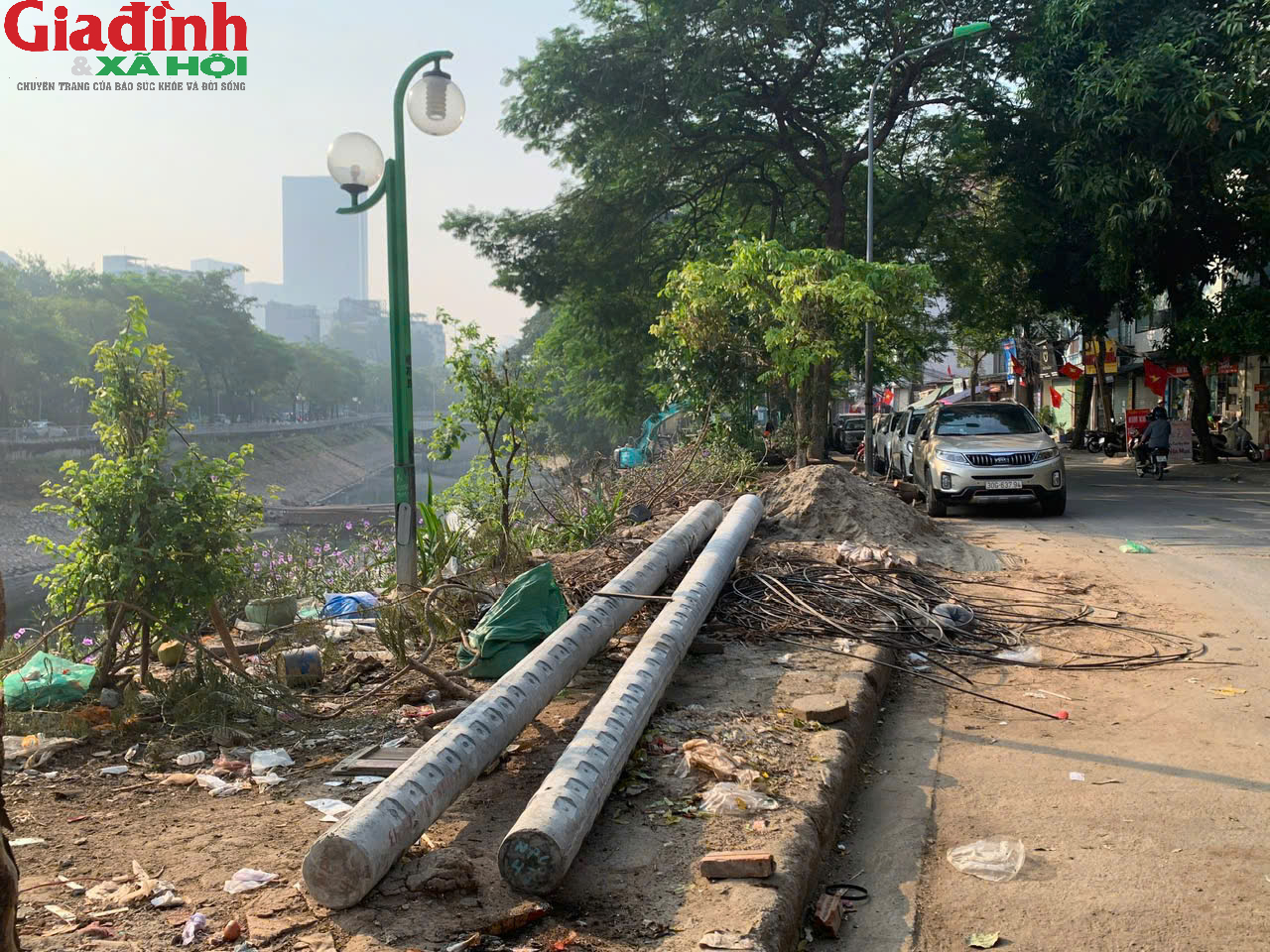 Hà Nội: Công trường thi công cống bao sông Tô Lịch nhếch nhác, tiềm ẩn nguy cơ tai nạn cho người dân - Ảnh 10.