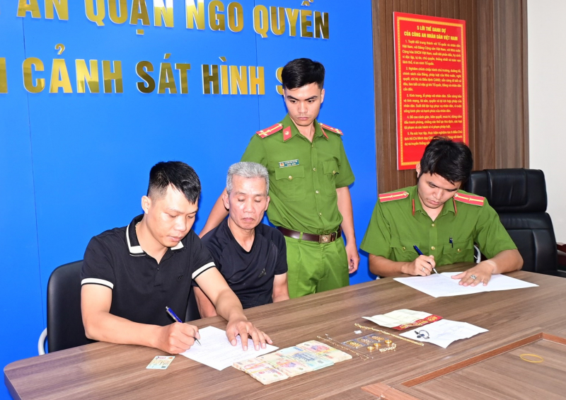 Sang nhà hàng xóm chơi, lén mở két cuỗm tiền vàng - Ảnh 1.