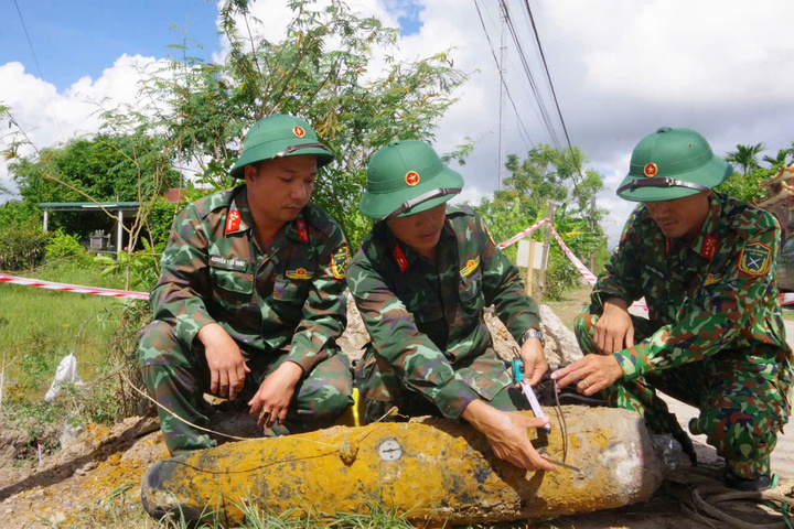 Phát hiện quả bom dài hơn 1m trong khu dân cư ở Quảng Trị - Ảnh 1.