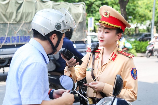 Cận ngày 20/10, theo chân những 'bóng hồng' CSGT ở Hà Nội làm nhiệm vụ- Ảnh 8.