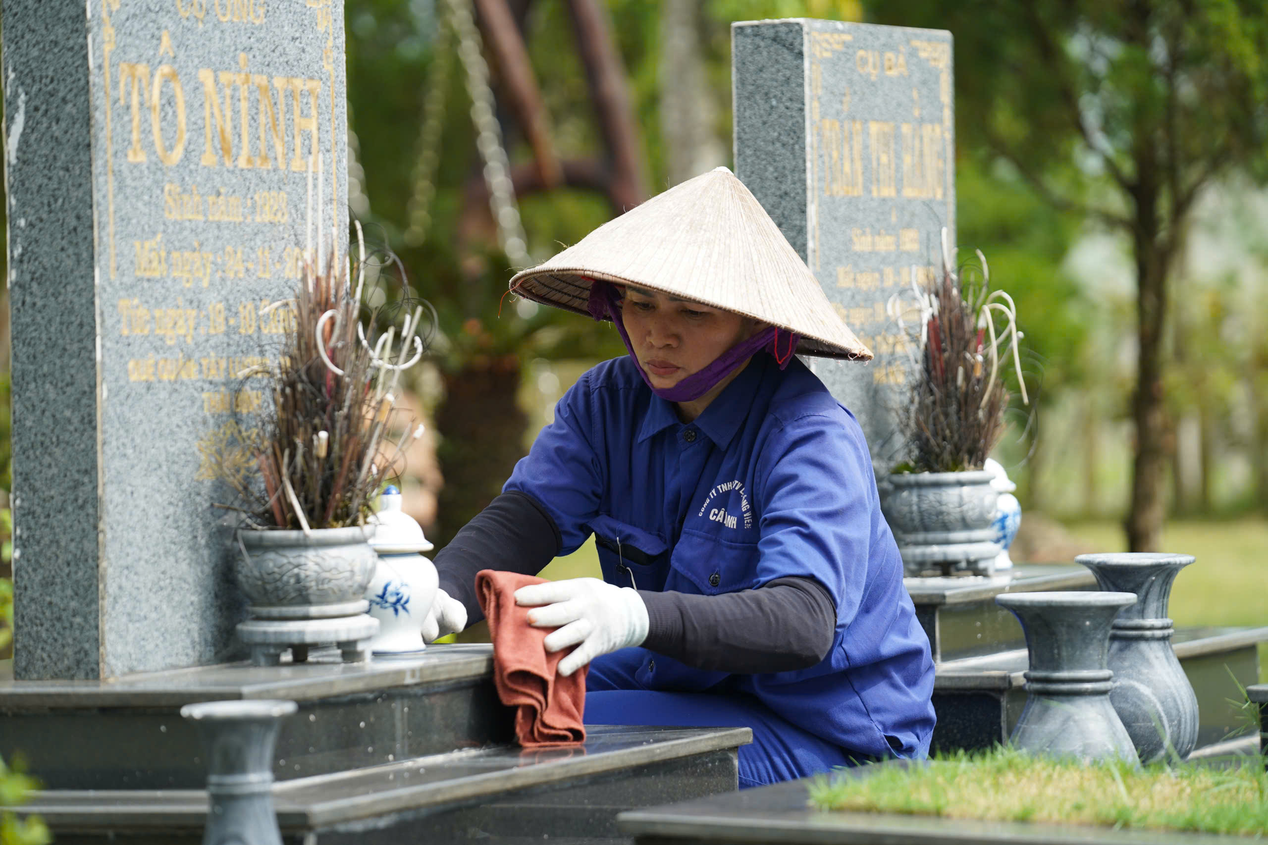 Ngày 20/10, nhiều phụ nữ gan dạ vẫn miệt mài gắn mình với nghề dịch vụ chăm sóc mộ phần- Ảnh 2.