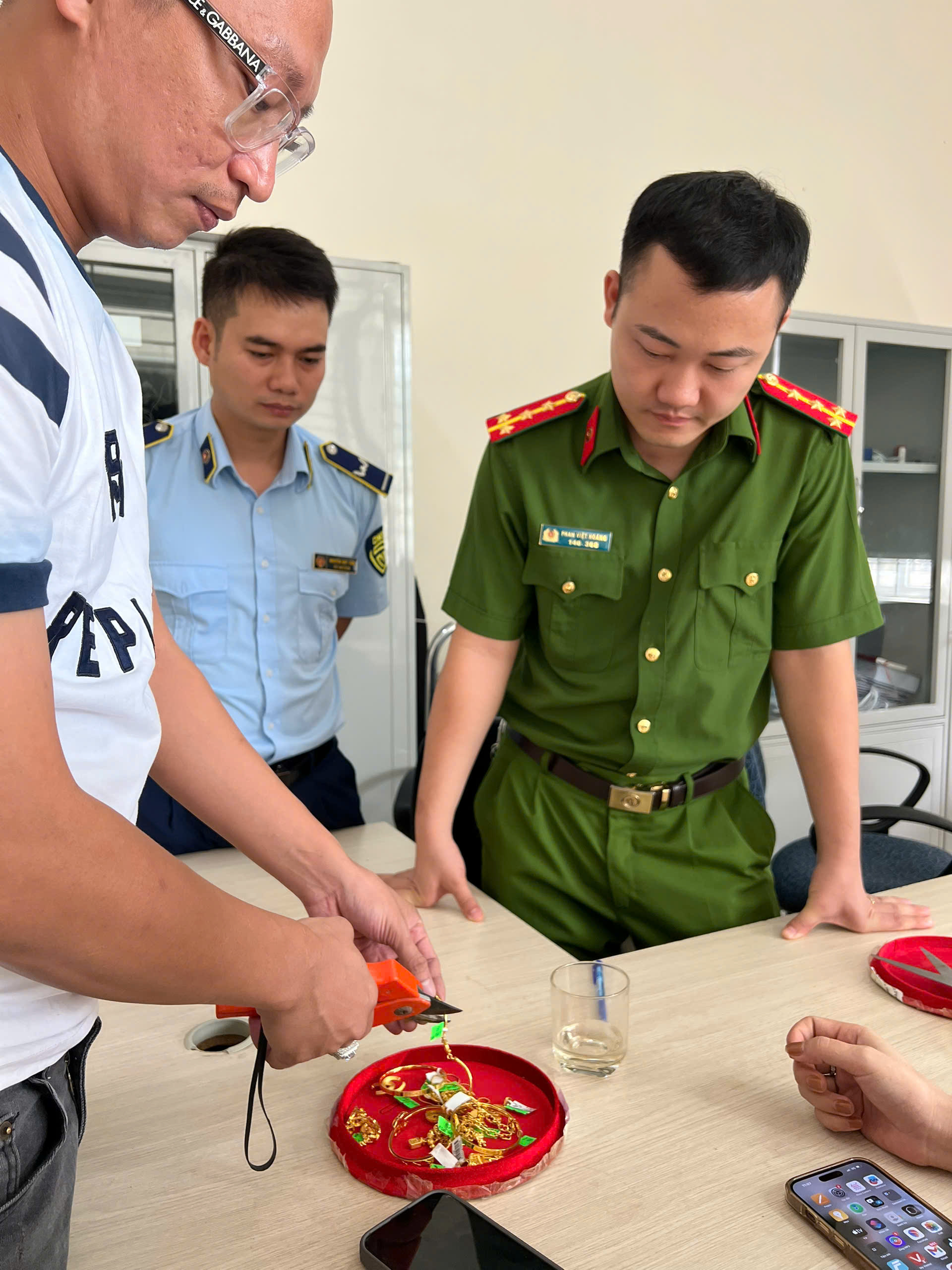 Dính hàng loạt vi phạm, Công ty TNHH Vàng bạc Tuấn Hương bị xử phạt nặng - Ảnh 1.