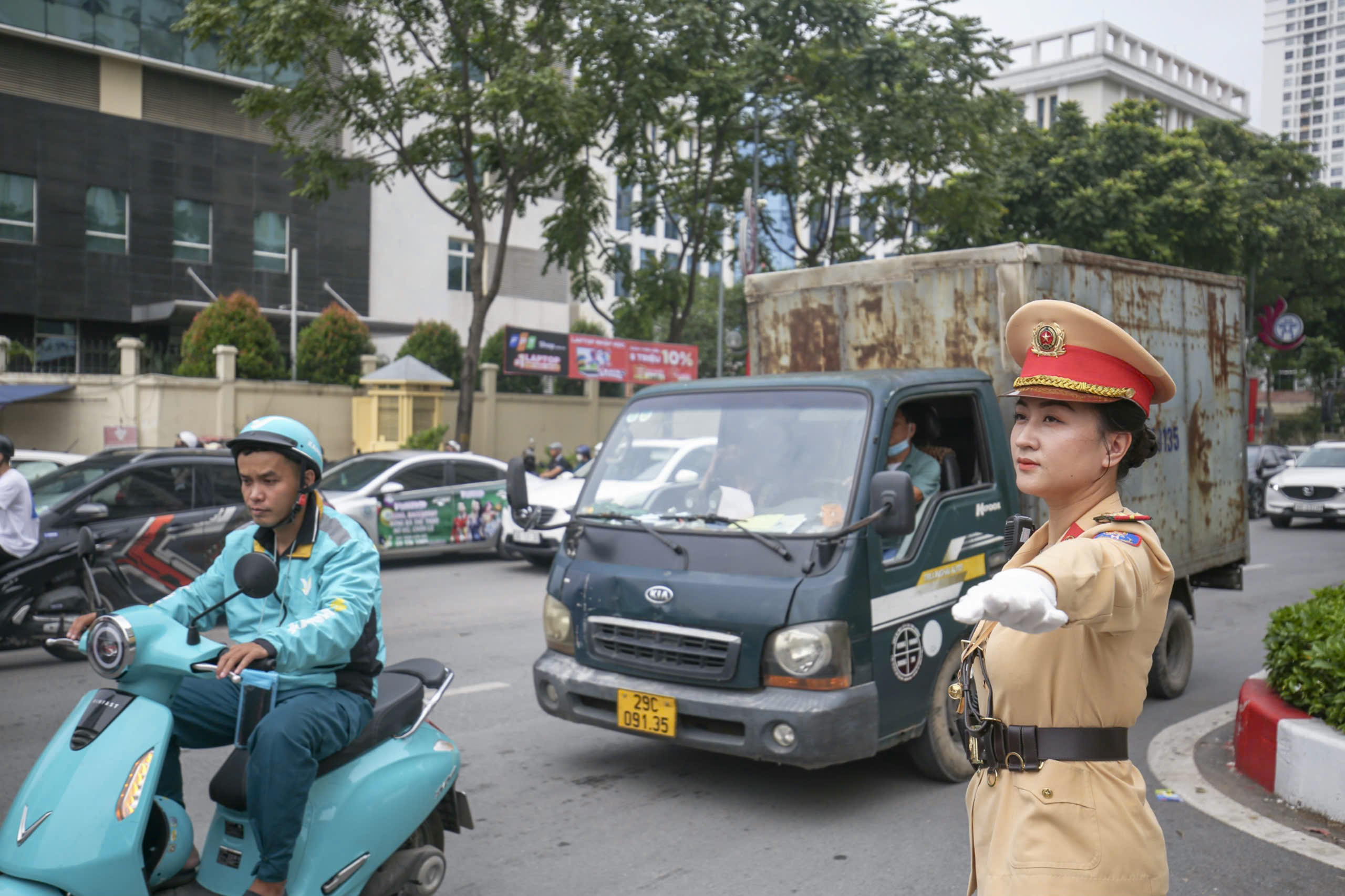 Cận ngày 20/10, theo chân những 'bóng hồng' CSGT ở Hà Nội làm nhiệm vụ- Ảnh 4.