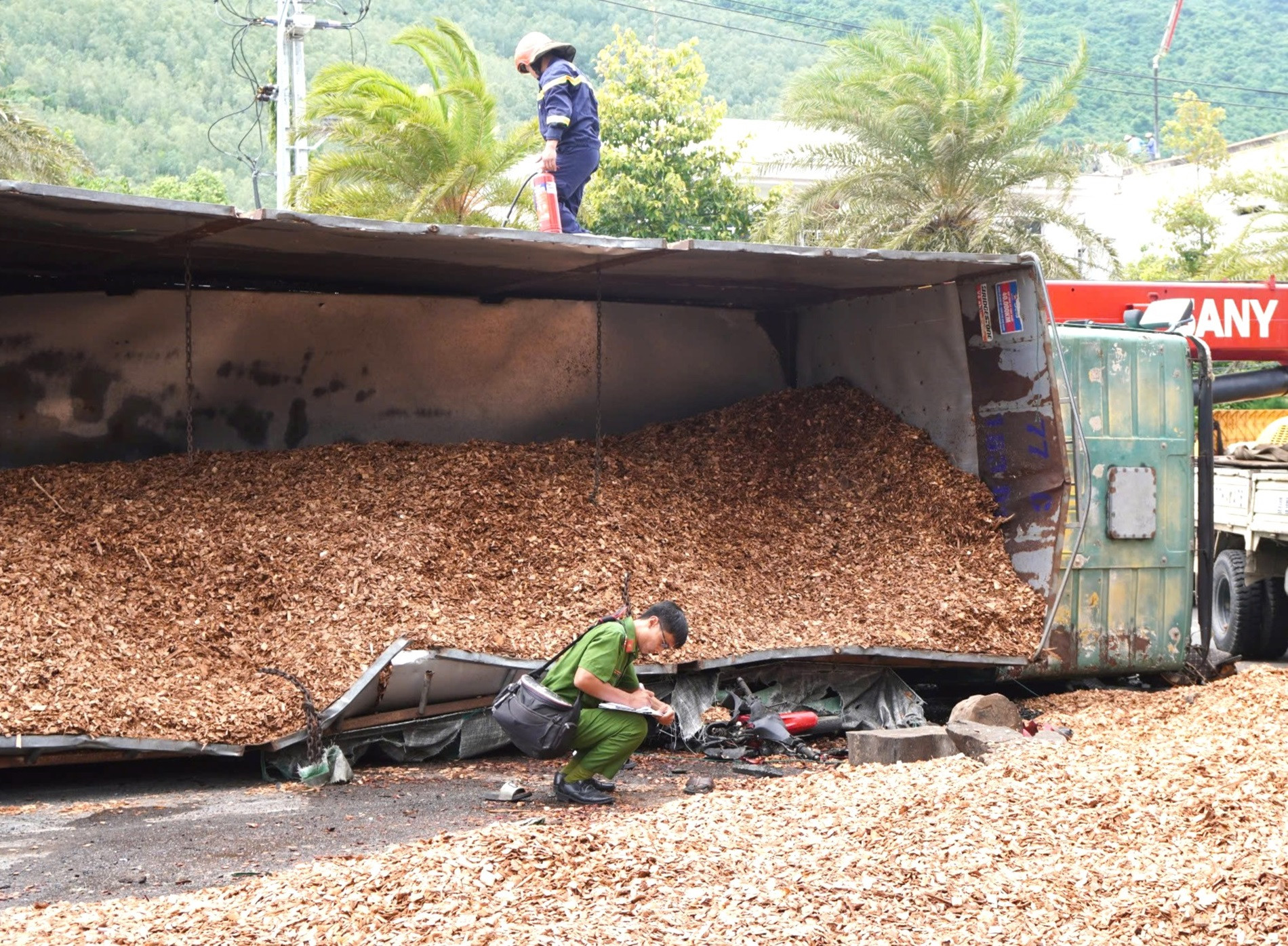 Tài xế xe tải lật đè 3 người ở Bình Định âm tính với nồng độ cồn, ma túy - Ảnh 1.