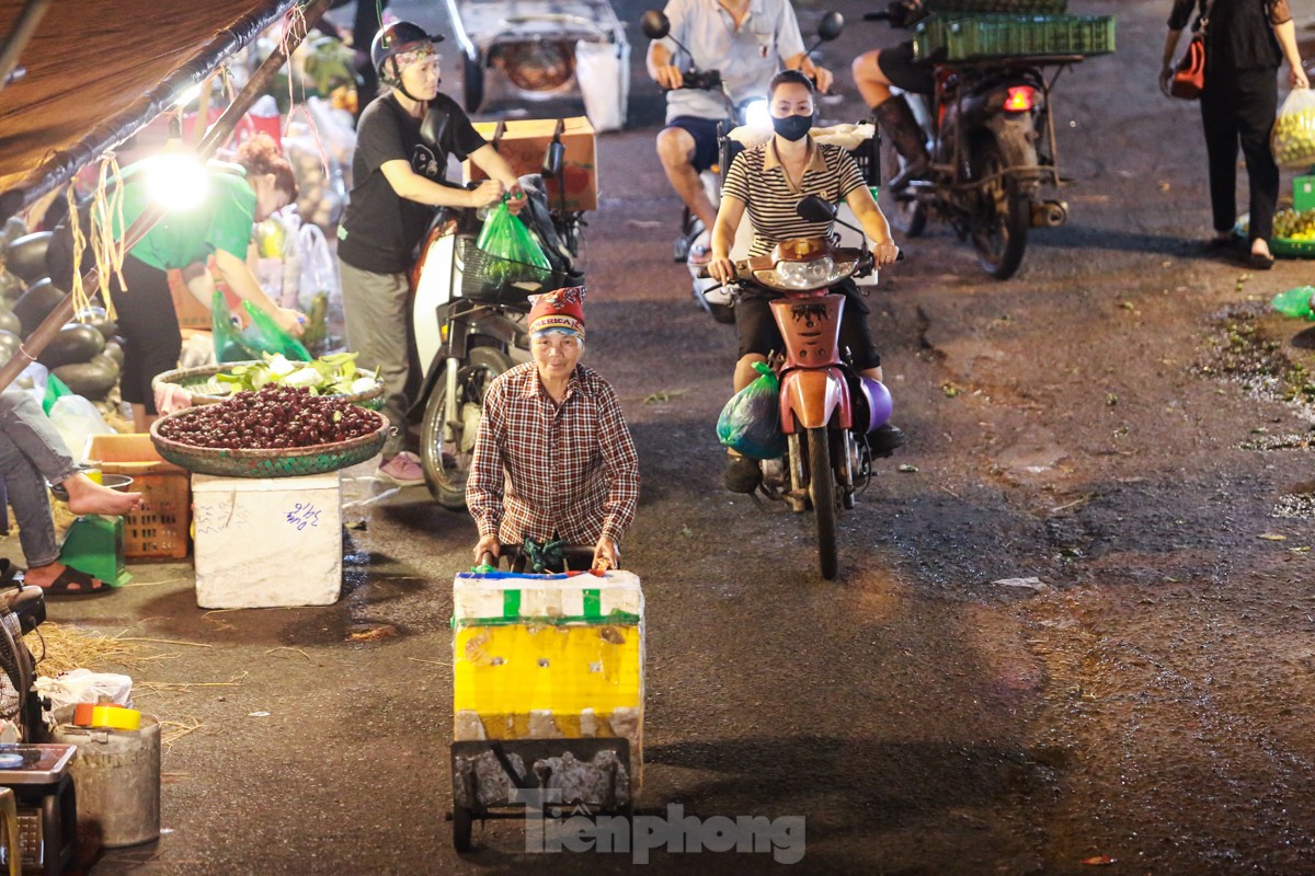 Vất vả mưu sinh trong đêm của những phụ nữ không có ngày 20/10 - Ảnh 1.